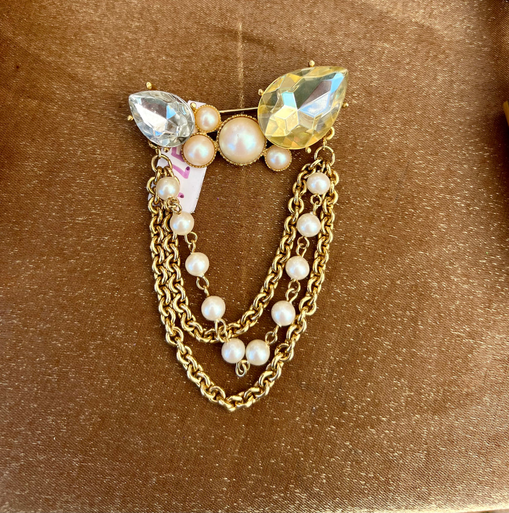 Stone pearl brooch