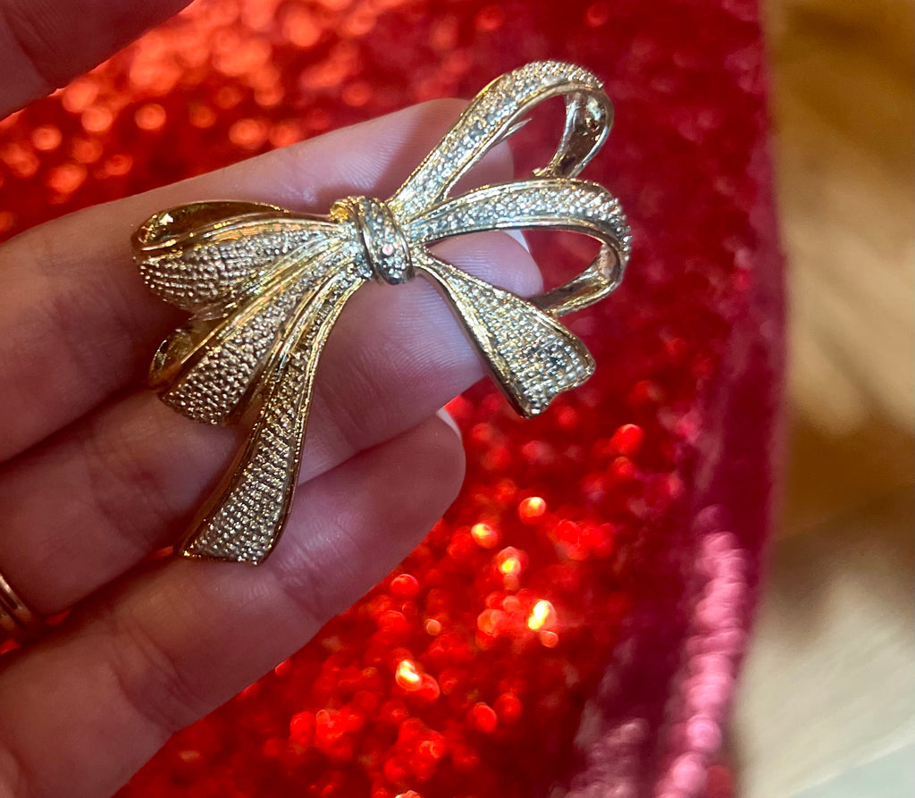 Shiny bow pin